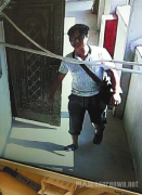 一辆救护一辆警车停正在现场